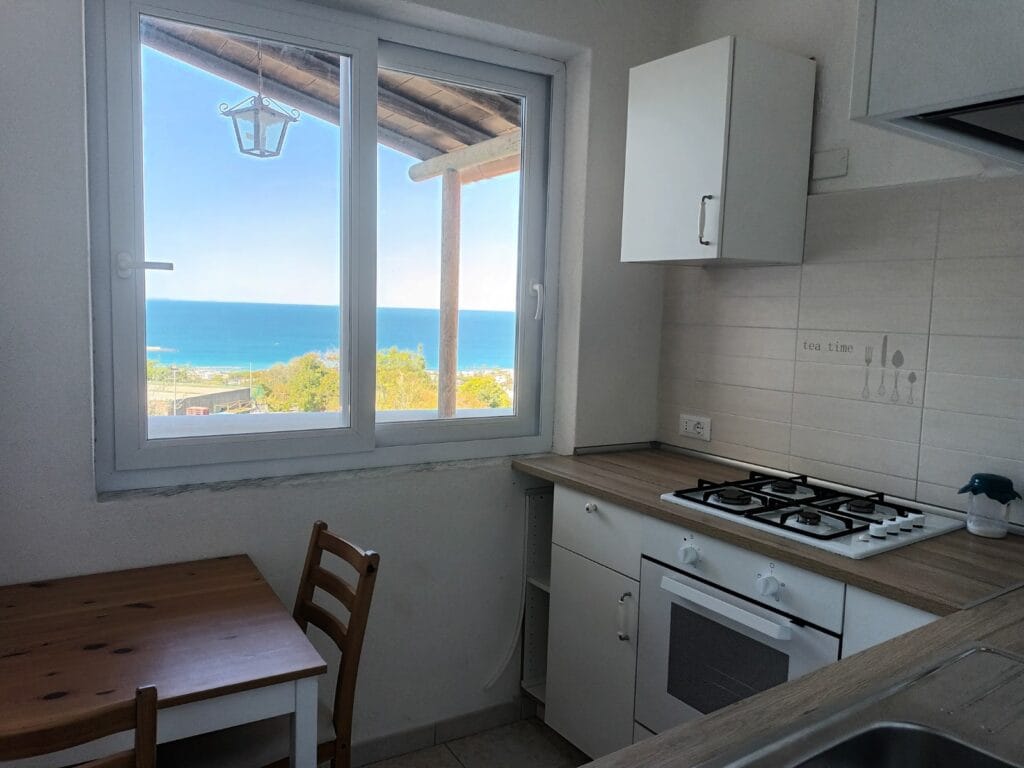 Cucina attrezzata ideale per preparare pranzi e cene da gustare anche in terrazza.