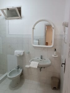 Bright bathroom with  washbasin and bidet at La Quercia