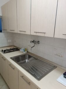 Separate equipped kitchen with gas hob and sink at La Quercia