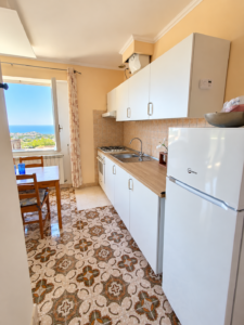 Libertà nel gestire i pasti offerta dalla cucina con vista de La Dimora Il Rosmarino, Forio d'ischia
