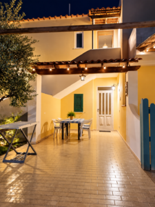 Il Pino illuminato con luci bistrot per una atmosfera tutta mediterranea al Villa olivia Residence in Ischia