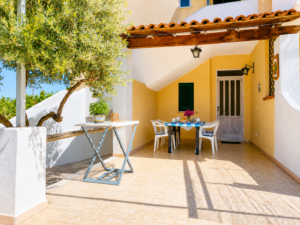 Terrazzo coperto del Bilocale il Pino nel villa Olivia Residence a Forio, Ischia