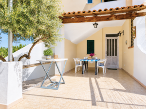 Terrazzo coperto esclusivo del bilocale Il Pino in Villa Olivia Residence a Forio, ischia