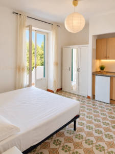 Angolo cottura e balcone vista giardino mediterraneo per l'appartamento il Pino