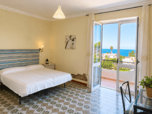 Monolocale luminoso, spazioso, con balcone e vista mare - Villa Olivia Residence Ischia