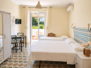 lìampio terrazzo funge da spazio aggiuntivo sfruttabile per colazioni lente e cena al lume di luci bistrot solari