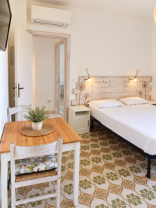Monolocale con angolo cottura facente parte del bilocale Il Pino nel Villa Olivia Residence a Forio, Ischia