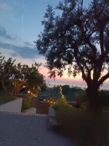 la magia si accende la sera alle Dimore Ischia a Forio con luci bistrot che illuminano le scale