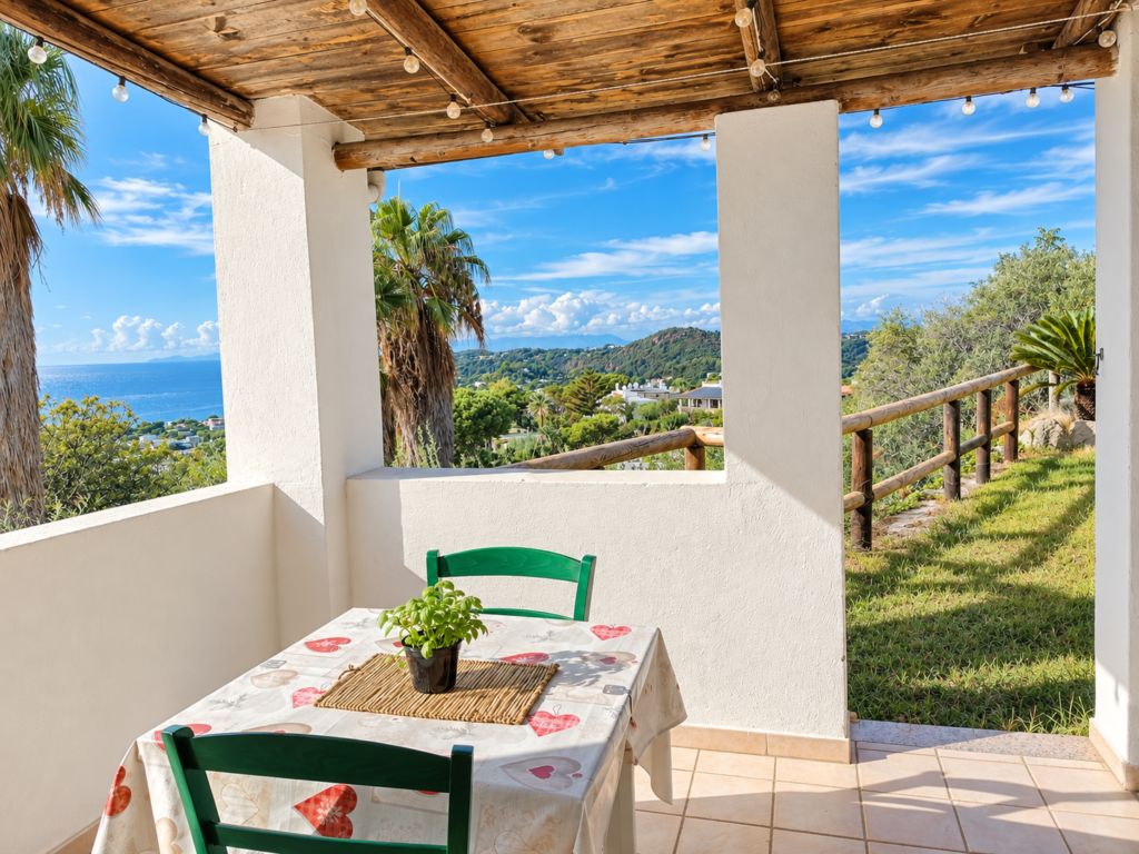 Appartamento con terrazza coperta vista mare e solarium in erba a Forio, Ischia