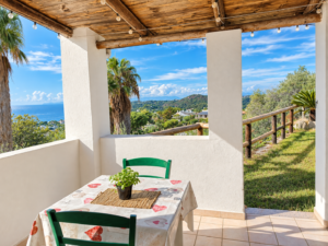 Appartamento con terrazza coperta vista mare e solarium in erba a Forio, Ischia