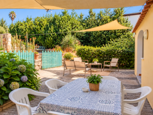 Terrazza Nespolo al piani giardino con zona pranzo , vele ombreggianti e salottino relax