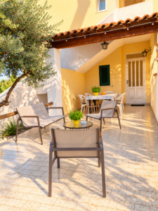 Spazio conviviale per la nuova terrazza de Il Pino, al Villa Olivia Residence ischia