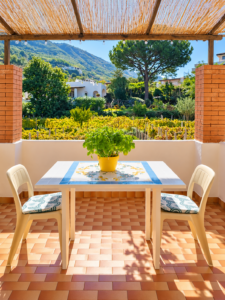 Terrazza coperta da canniccio ideale per colazioni lente